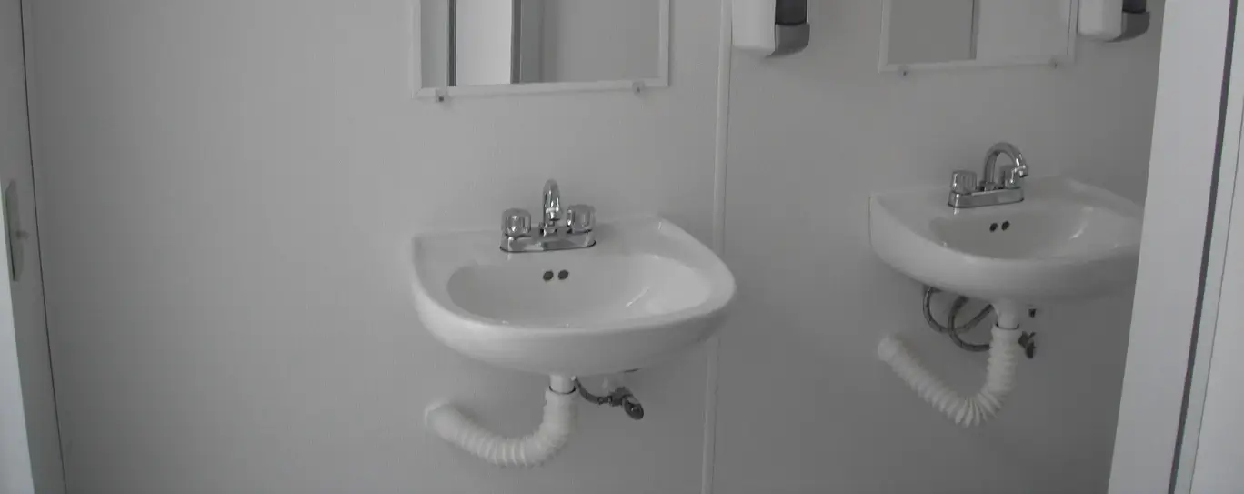 Sanitarios vs. Baños Móviles: ¿Cuál es la mejor opción para obras y construcciones?